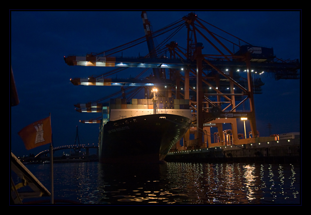 Hamburger Hafen bei Nacht