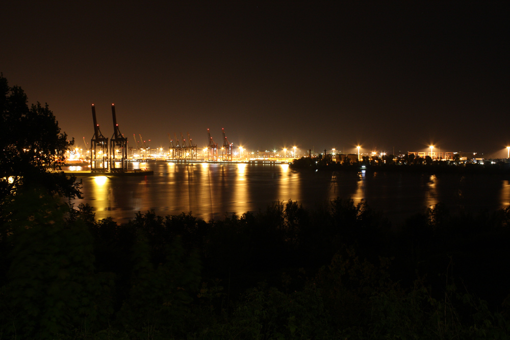 Hamburger Hafen bei Nacht