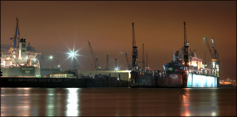 Hamburger Hafen bei Nacht.