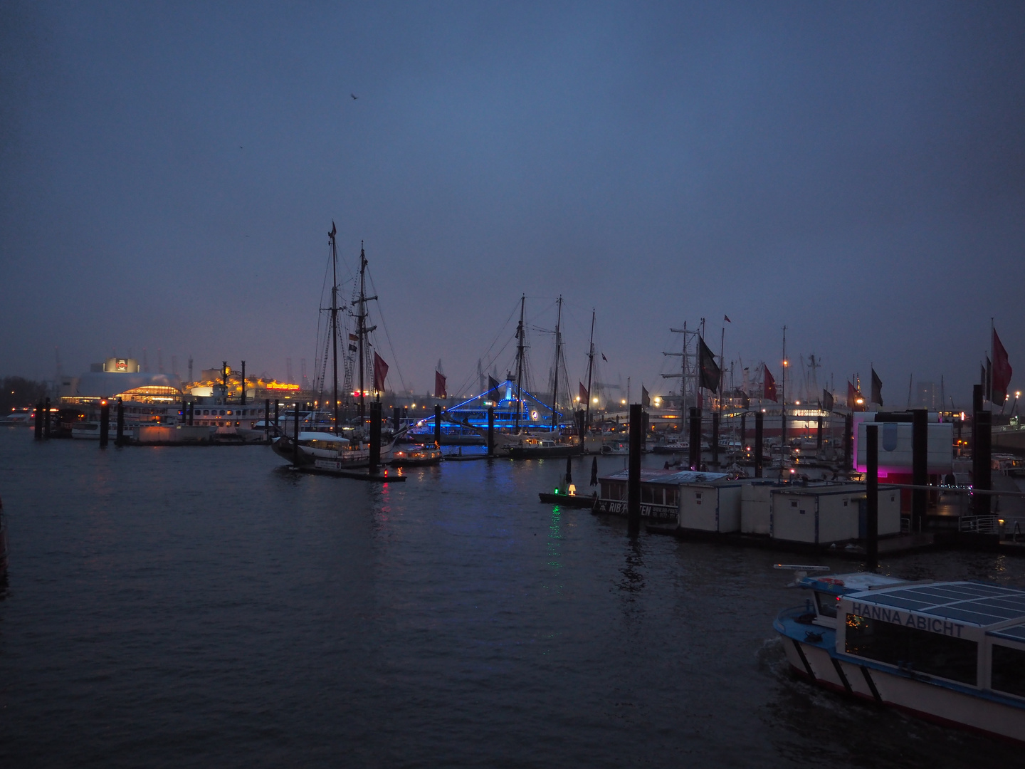 Hamburger Hafen bei Nacht