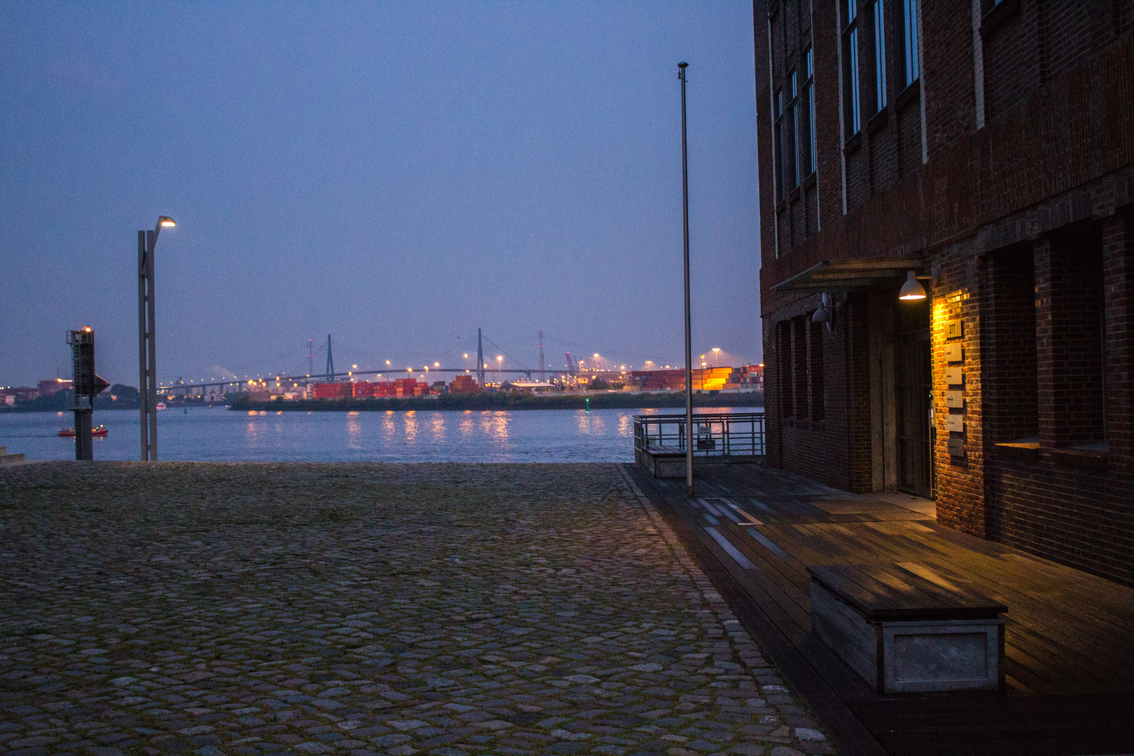 Hamburger Hafen bei Nacht