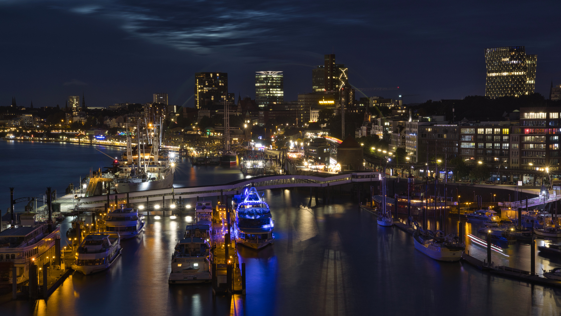 Hamburger Hafen bei Nacht