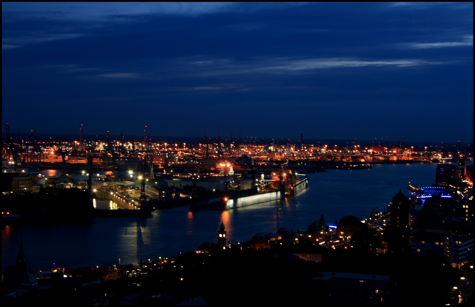 Hamburger Hafen bei Nacht