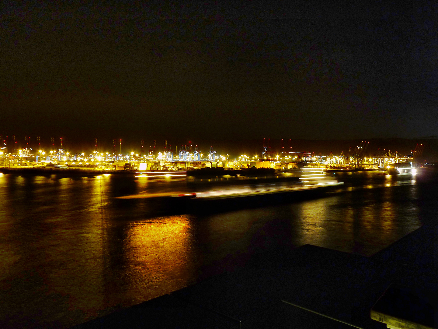 Hamburger Hafen bei Nacht