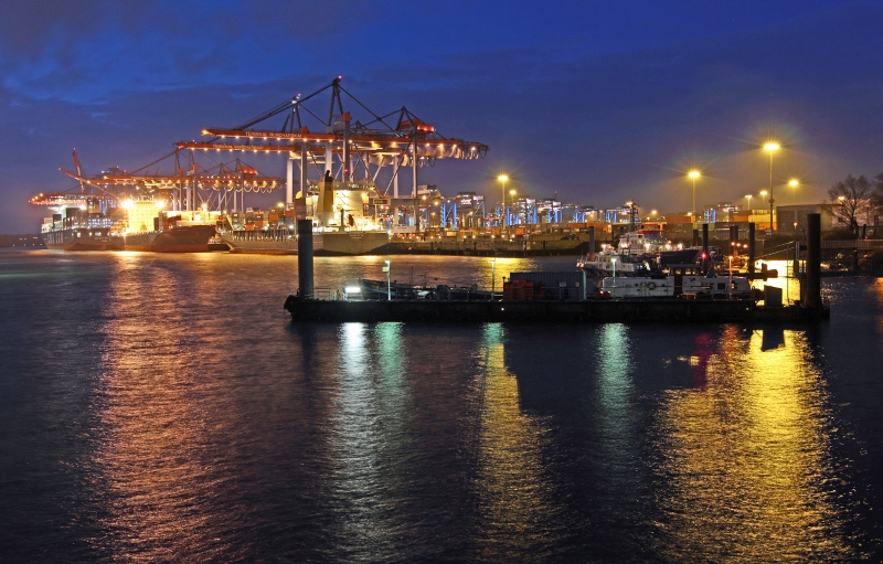 Hamburger Hafen bei Nacht