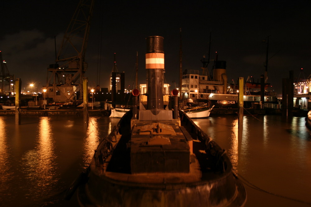 Hamburger Hafen bei Nacht