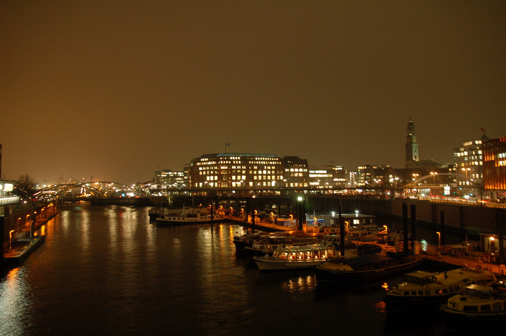 Hamburger Hafen bei Nacht