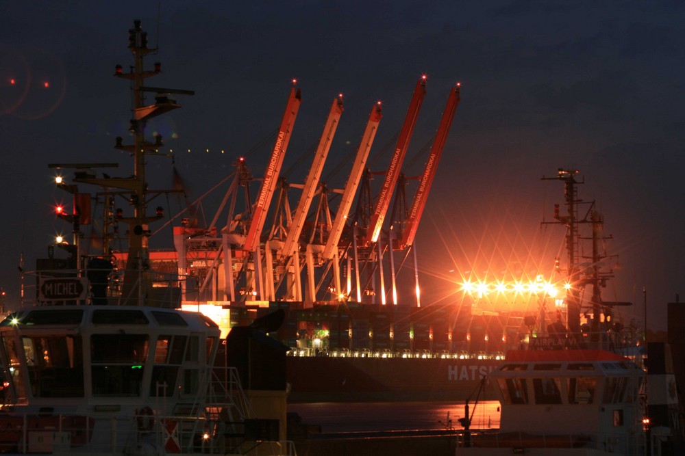 Hamburger Hafen bei Nacht