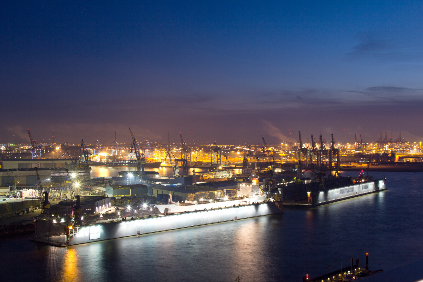 Hamburger Hafen bei Nacht