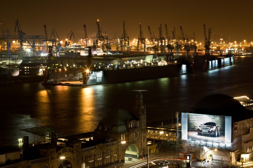 Hamburger Hafen bei Nacht