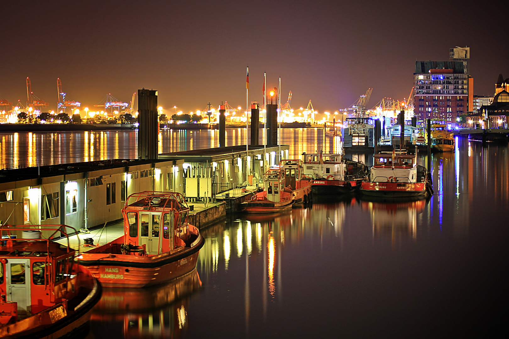 Hamburger Hafen bei Nacht