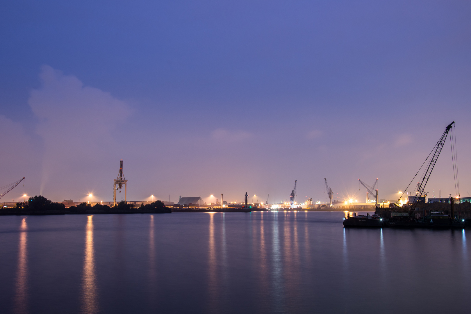 Hamburger Hafen bei Nacht