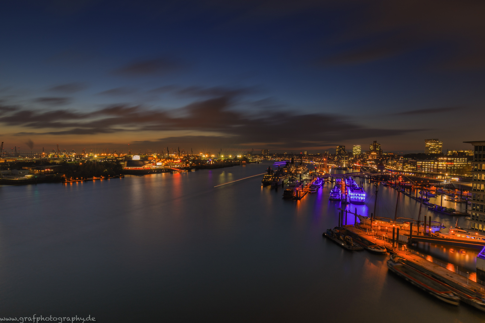 Hamburger Hafen bei Nacht