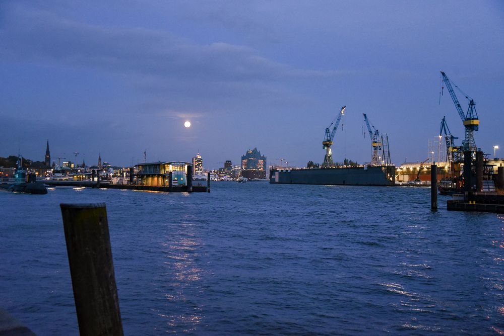 Hamburger Hafen bei Nacht