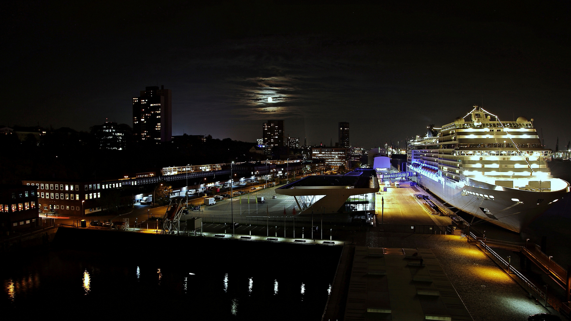 Hamburger Hafen bei Nacht