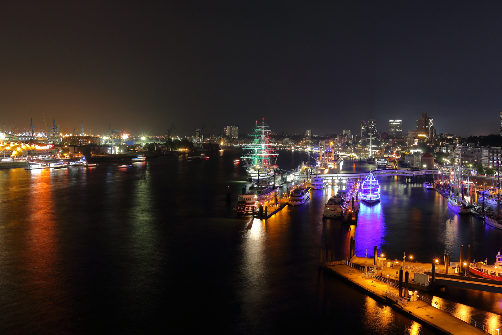 Hamburger Hafen bei Nacht