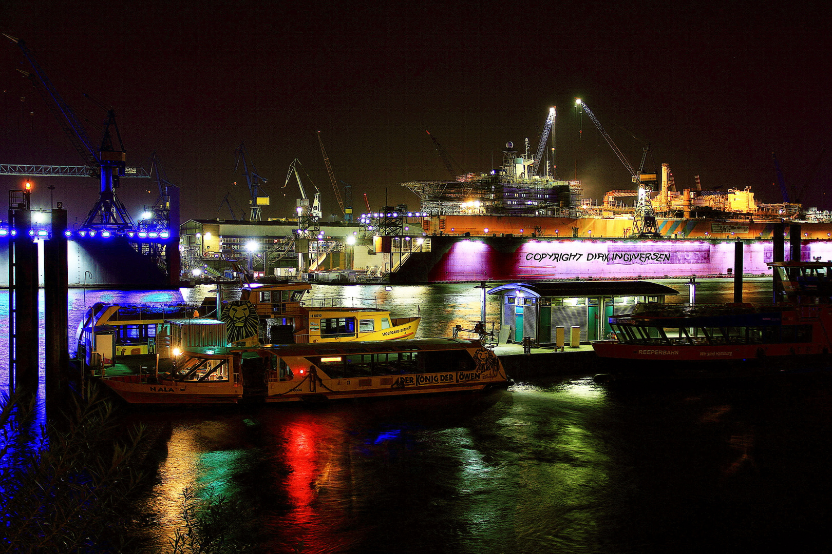 Hamburger Hafen bei Nacht, Blick auf Fähranleger und gegenüber Dock 11, Blohm und Voss