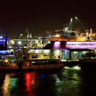 Hamburger Hafen bei Nacht, Blick auf Fähranleger und gegenüber Dock 11, Blohm und Voss