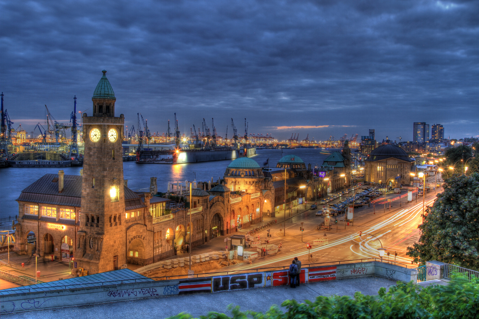 Hamburger Hafen bei Nacht