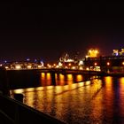 Hamburger Hafen bei Nacht.