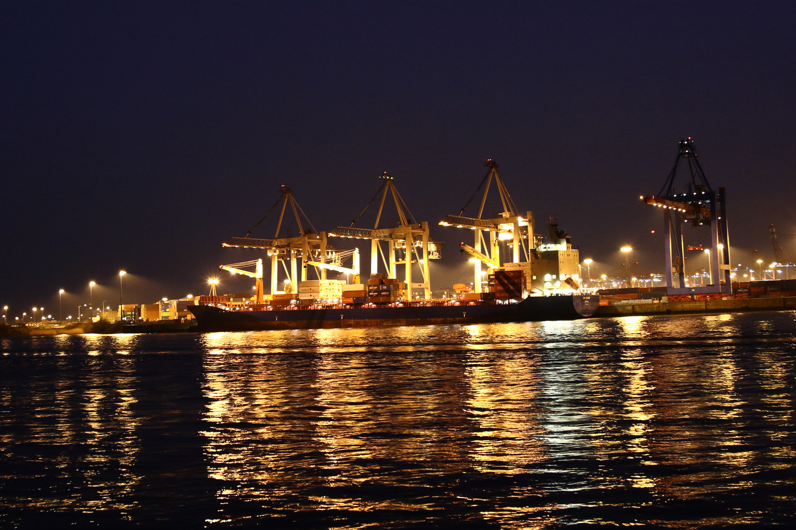 Hamburger Hafen bei Nacht