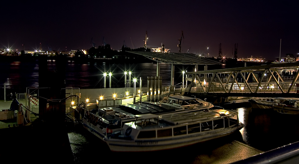 ... Hamburger Hafen bei Nacht ...