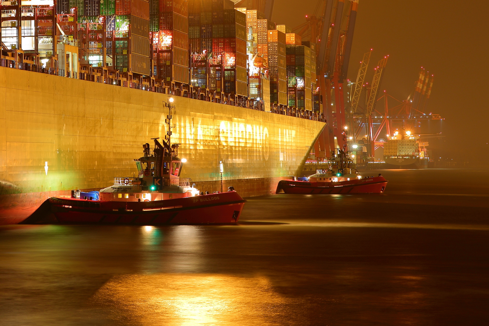 Hamburger Hafen bei Nacht