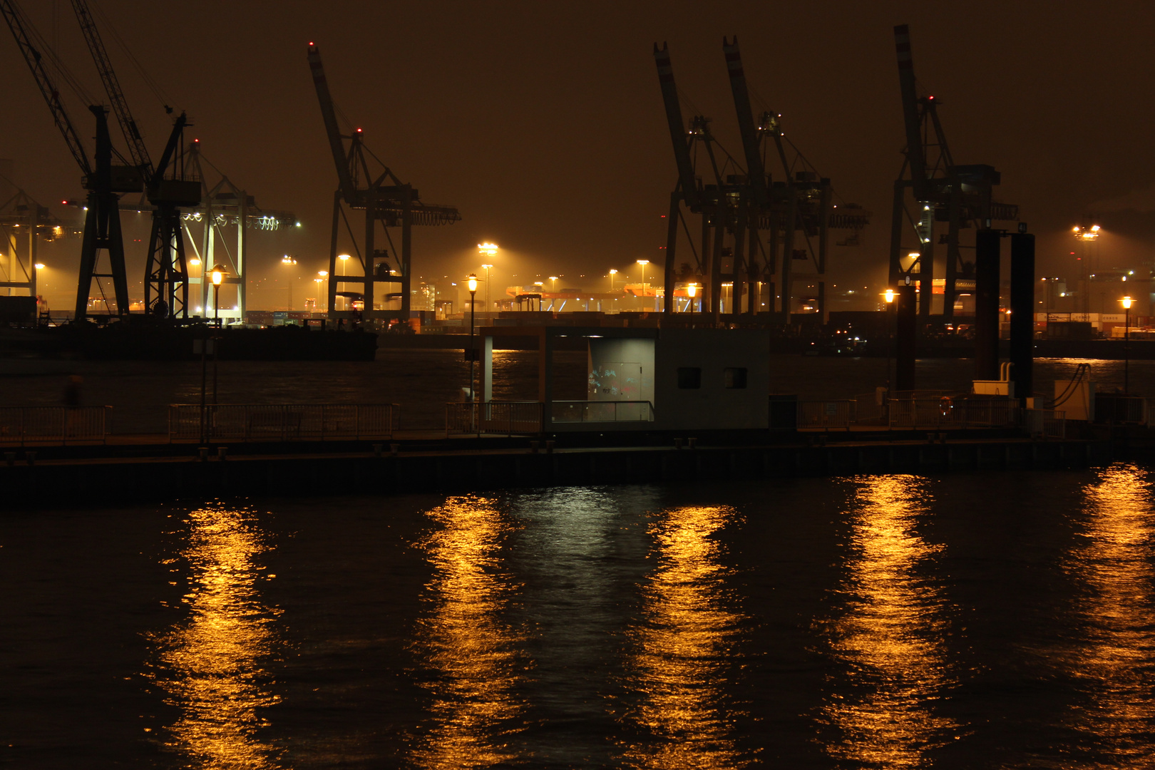 Hamburger Hafen bei Nacht