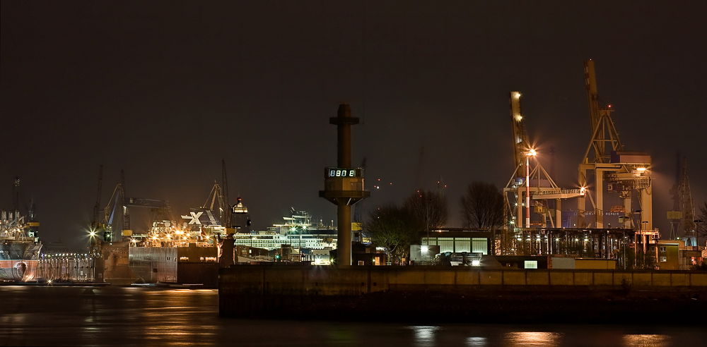 Hamburger Hafen bei Nacht