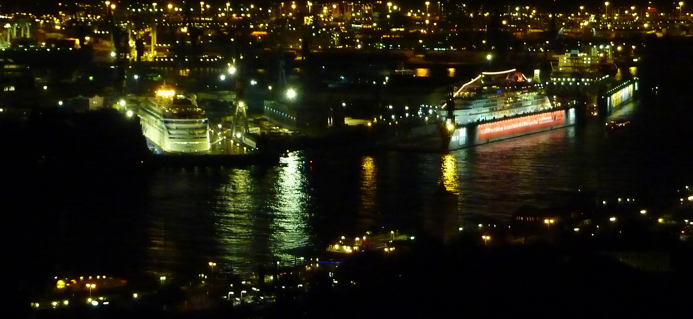 Hamburger Hafen bei Nacht