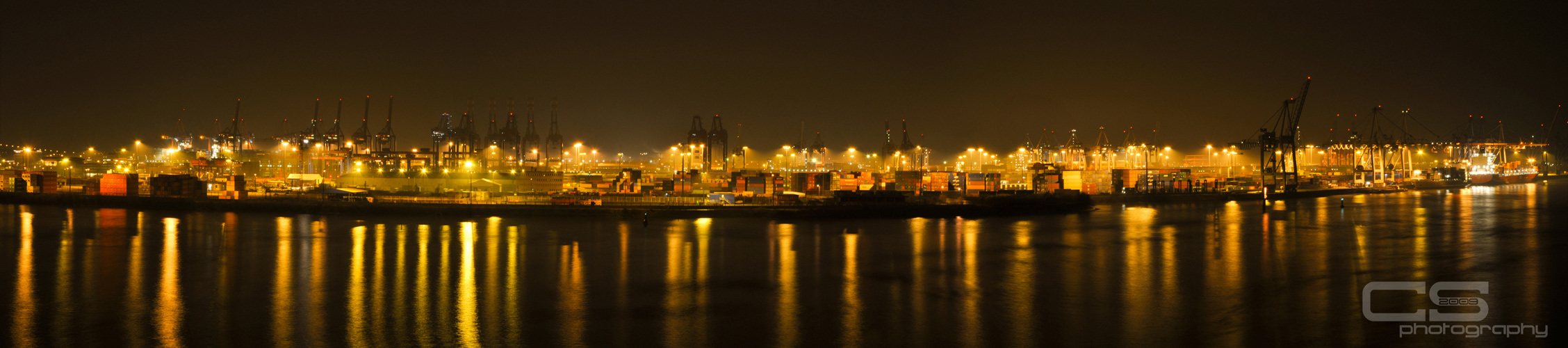 Hamburger Hafen bei Nacht