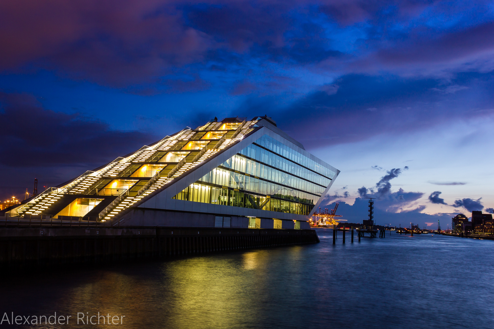 Hamburger Hafen bei Nacht