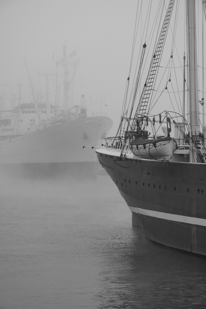 Hamburger Hafen bei Nebel