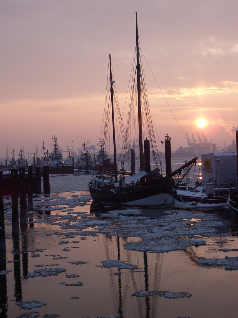 Hamburger Hafen bei Sonnenaufgang