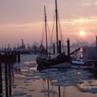 Hamburger Hafen bei Sonnenaufgang