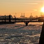 Hamburger Hafen bei Sonnenschein.