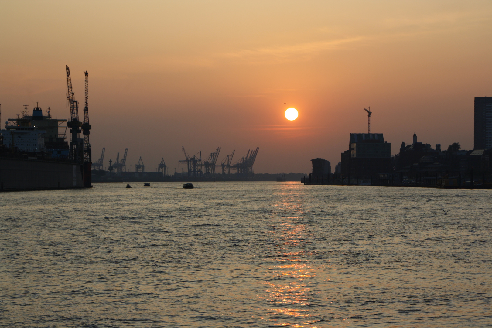 Hamburger Hafen bei Sonnenuntergang