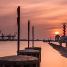 Hamburger Hafen bei Sonnenuntergang