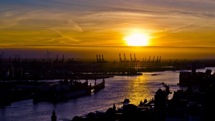 Hamburger Hafen bei Sonnenuntergang