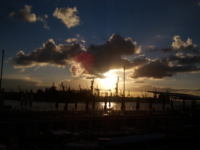 Hamburger Hafen bei Sonnenuntergang