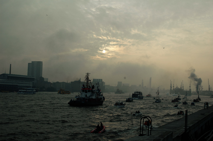 Hamburger Hafen beim Einlauf der Queen Mary 2