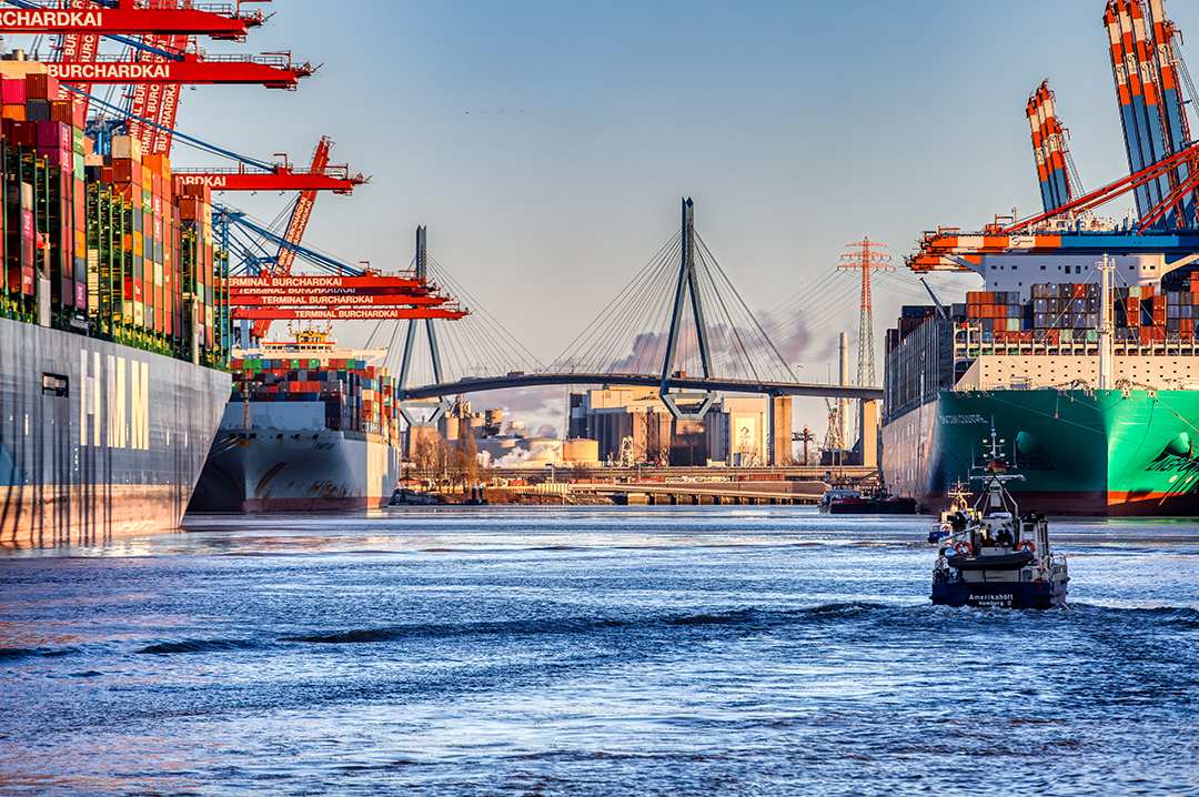 Hamburger Hafen - Burchardkai mit Köhlbrandbrücke