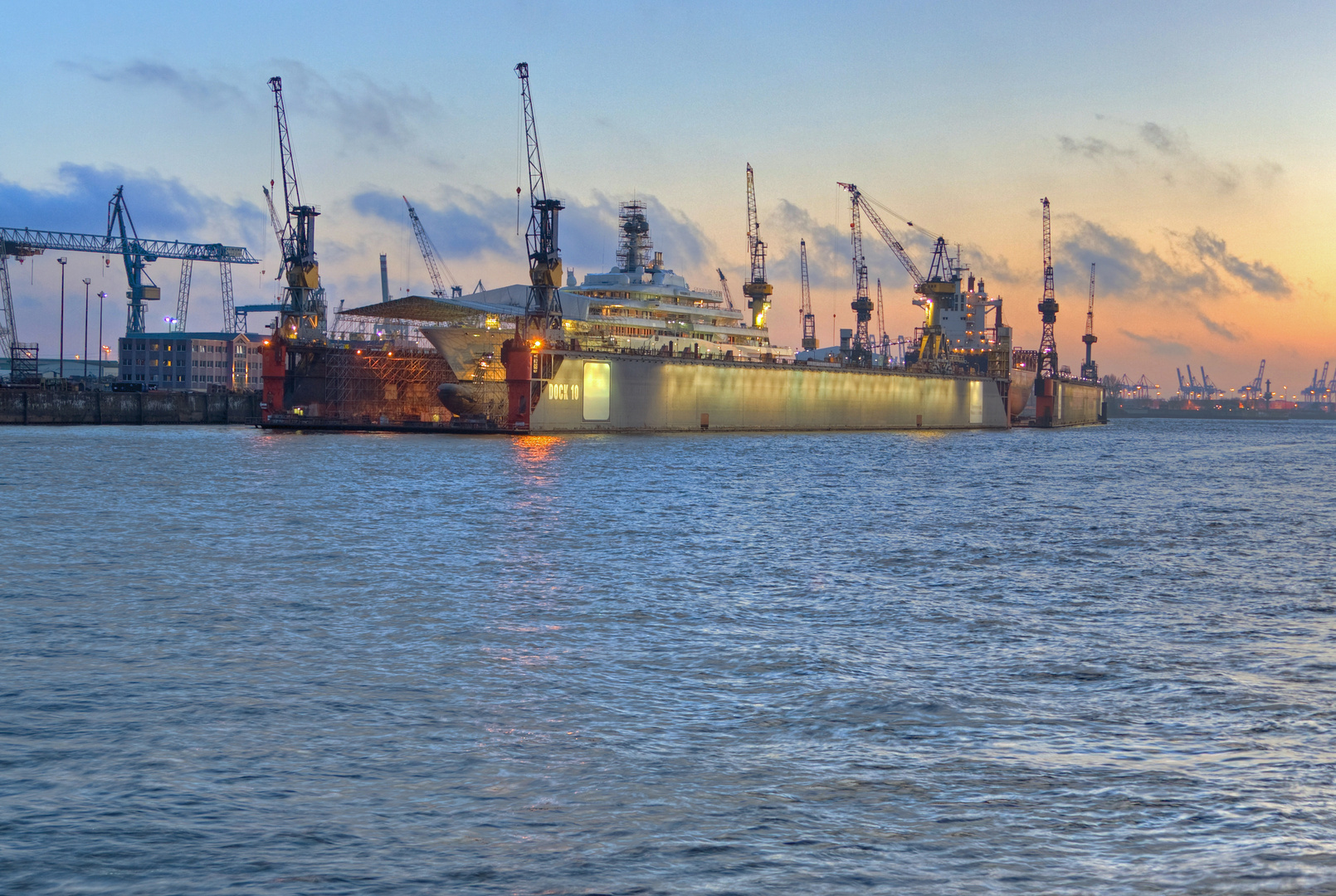 Hamburger Hafen, Dock 10 in HDR