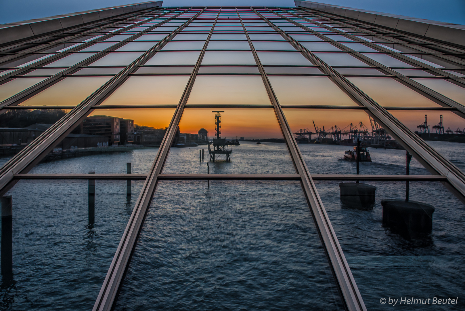 Hamburger Hafen gespiegelt im Dockland