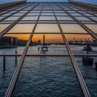 Hamburger Hafen gespiegelt im Dockland