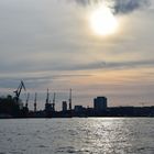 Hamburger Hafen im Abendlicht
