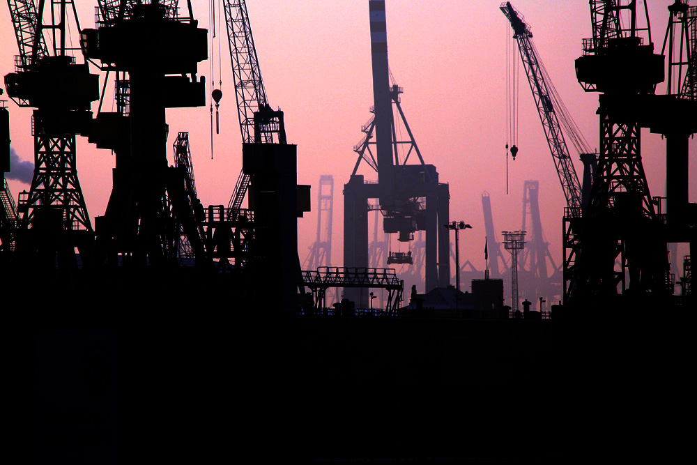 Hamburger Hafen im Abendlicht