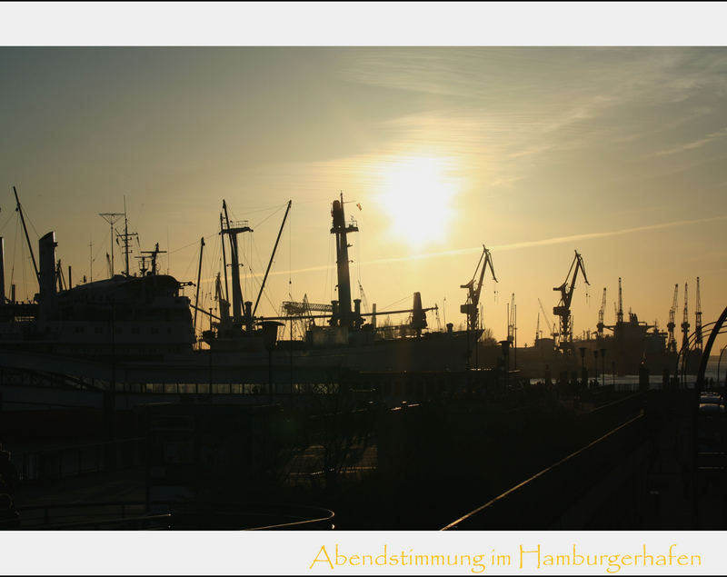 Hamburger Hafen im Abendlicht