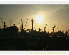 Hamburger Hafen im Abendlicht