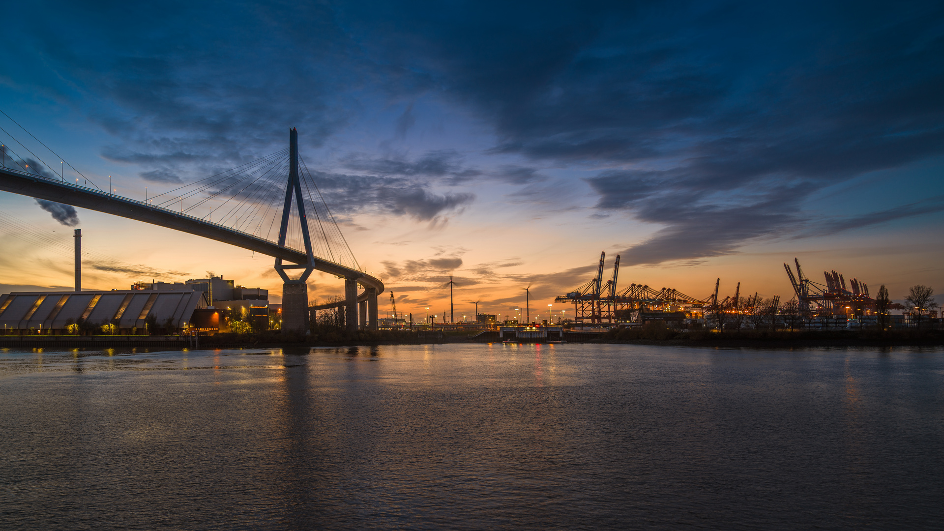 Hamburger Hafen im Abendlicht